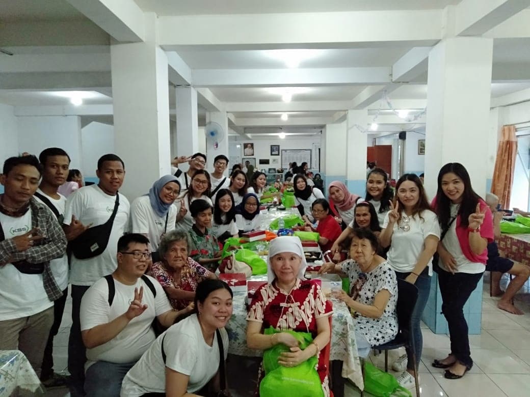 KSS Kumpul Bareng Oma-Opa di Panti Lansia Santa Anna