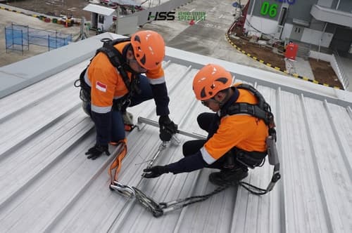 Project Instalasi Roof Horizontal Lifeline System di Alibaba